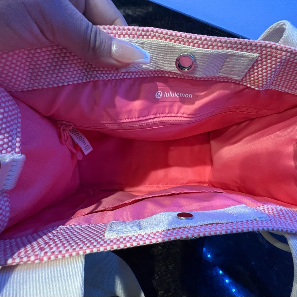 Lululemon mini tote Exclusive Australia Released ONLY PINK - Picture 13 of 13